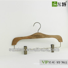 SUMTOO 7611 venta caliente piezas de latón antiguas perchas de madera de moda para pantalones con clips